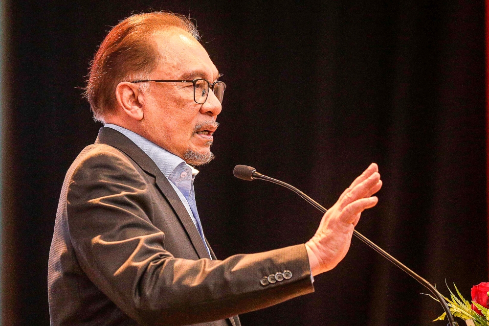Anwar Commends Customs on Israel-Bound Shipment Seizure at Johor Port
