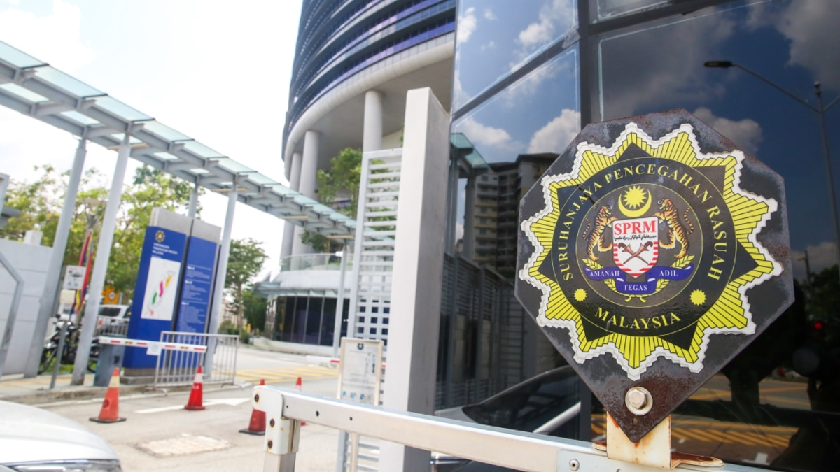 Former Bureaucrat Held Over RM300,000 Fraud Scheme Using Fictitious Identities