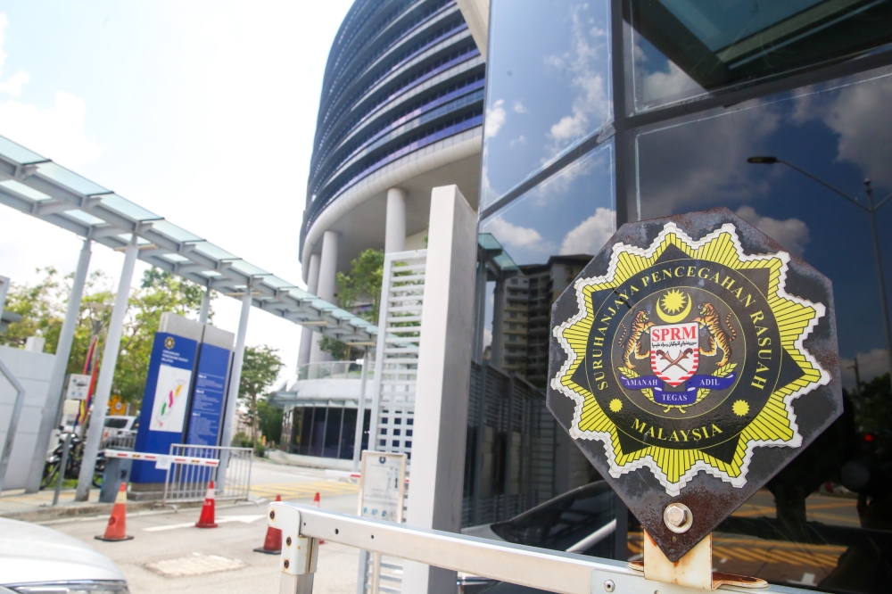 Former Bureaucrat Held Over RM300,000 Fraud Scheme Using Fictitious Identities