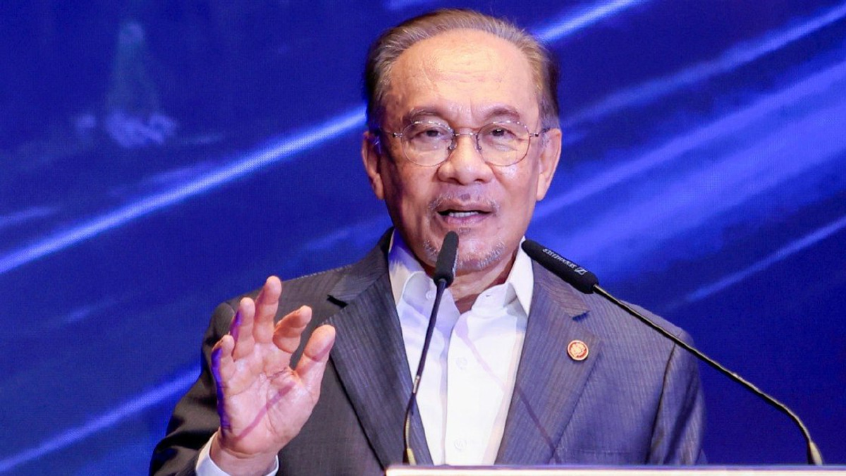 PM Anwar Ibrahim Admitted for Medical Checks Under Specialist Supervision