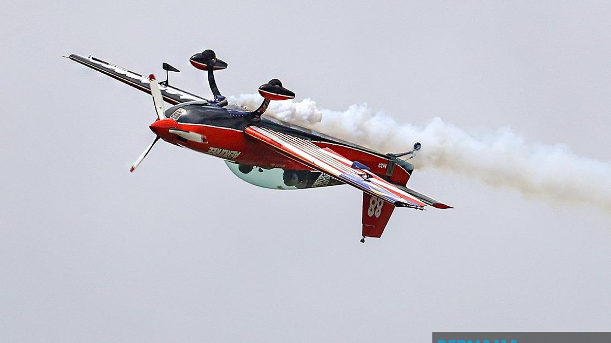 Four Decades of Expertise: Retired RMAF Pilot Halim Othman Leads Inaugural Merdeka Sunset Air Show