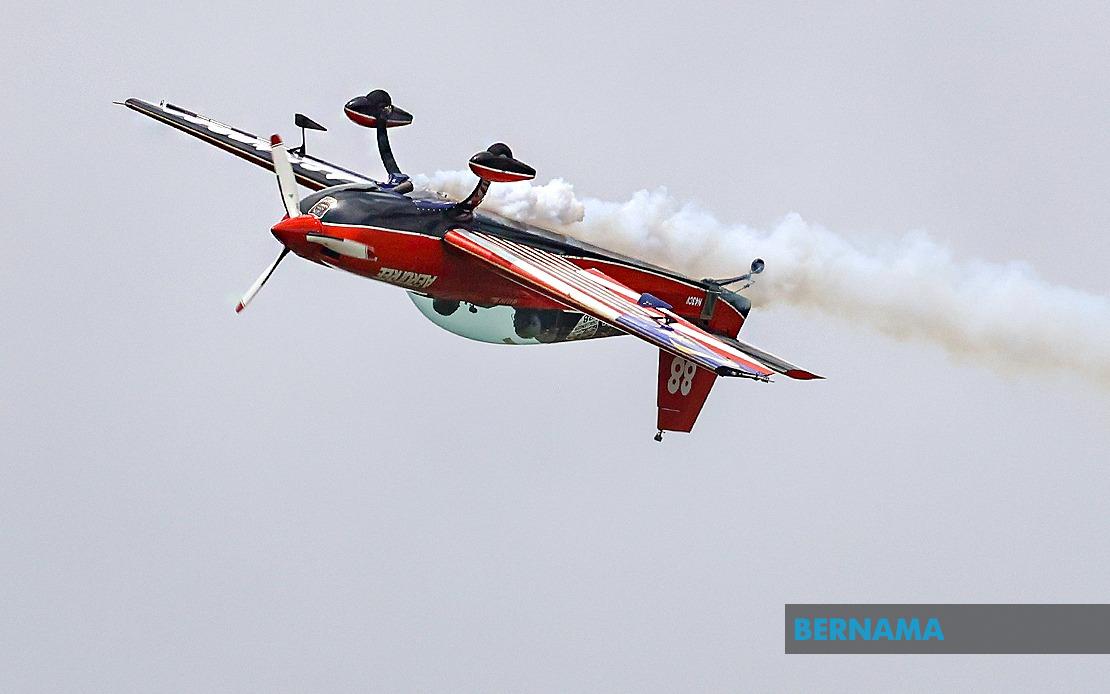 Four Decades of Expertise: Retired RMAF Pilot Halim Othman Leads Inaugural Merdeka Sunset Air Show