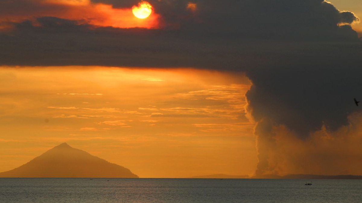 Indonesia's Mount Anak Krakatau Erupts Again as Activity Surges; Authorities Tighten Safety Restrictions