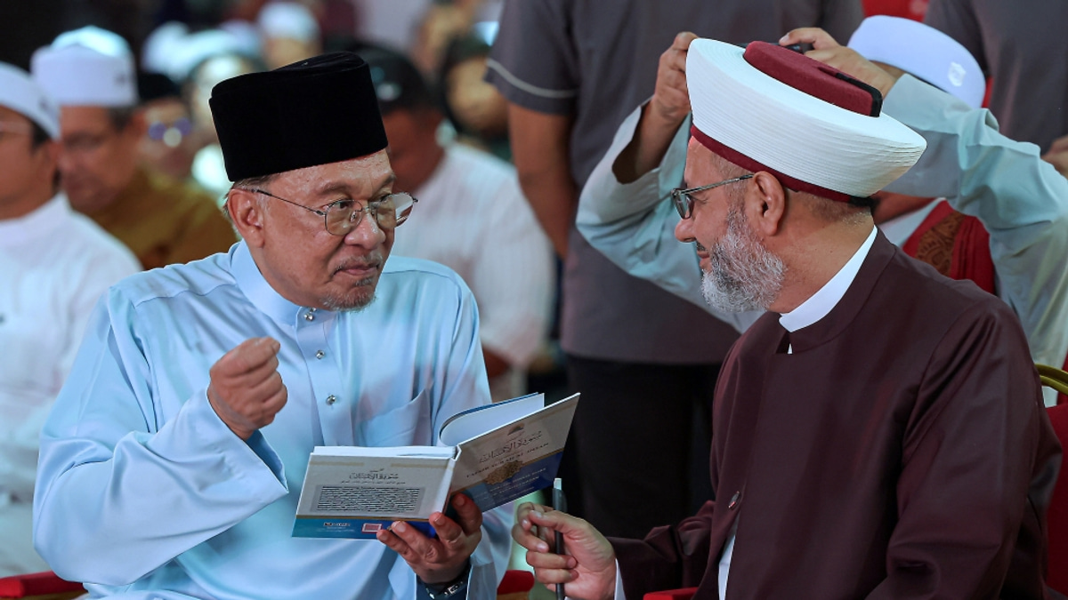 Anwar Ibrahim Praises Al-Azhar's Grand Imam as Beacon of Global Moderation