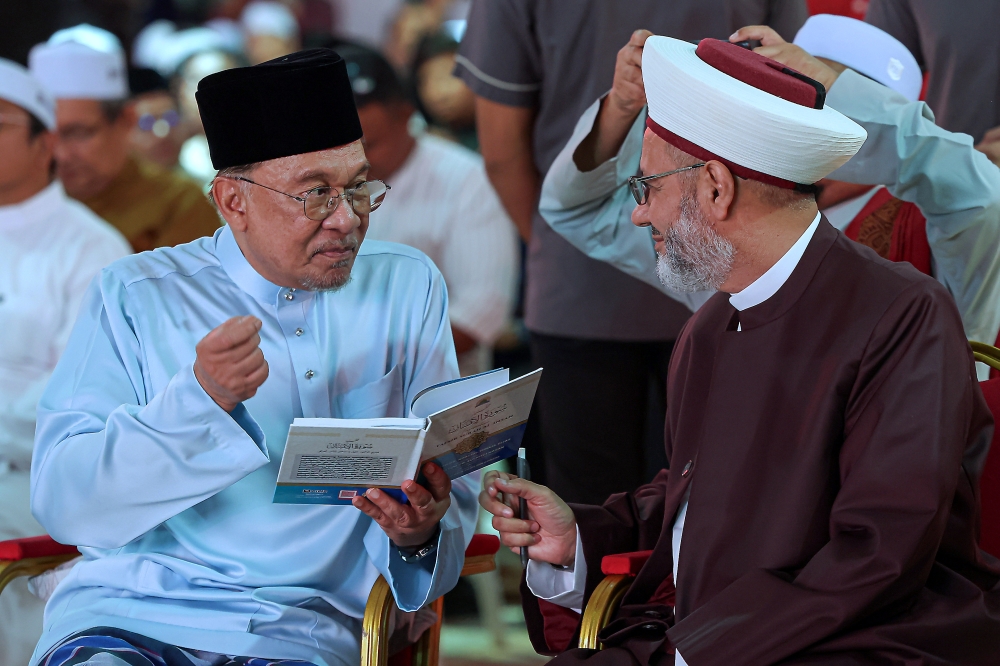 Anwar Ibrahim Praises Al-Azhar's Grand Imam as Beacon of Global Moderation