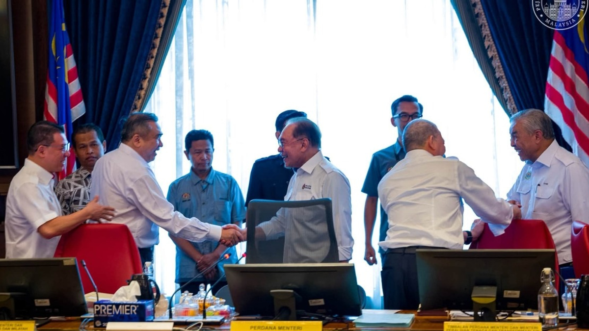Anwar's Unity Message Through Poetry Signals Stability Amid Coalition Tensions