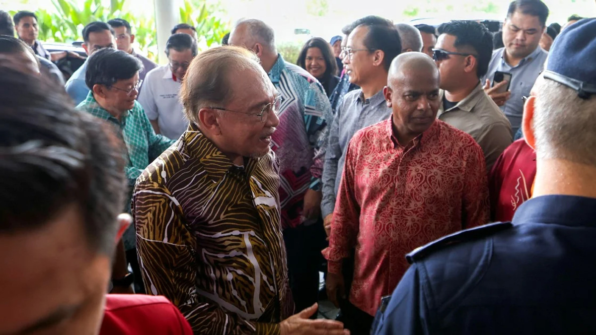 Anwar Hails Petronas Win of Two Major Turkmen Gas Fields