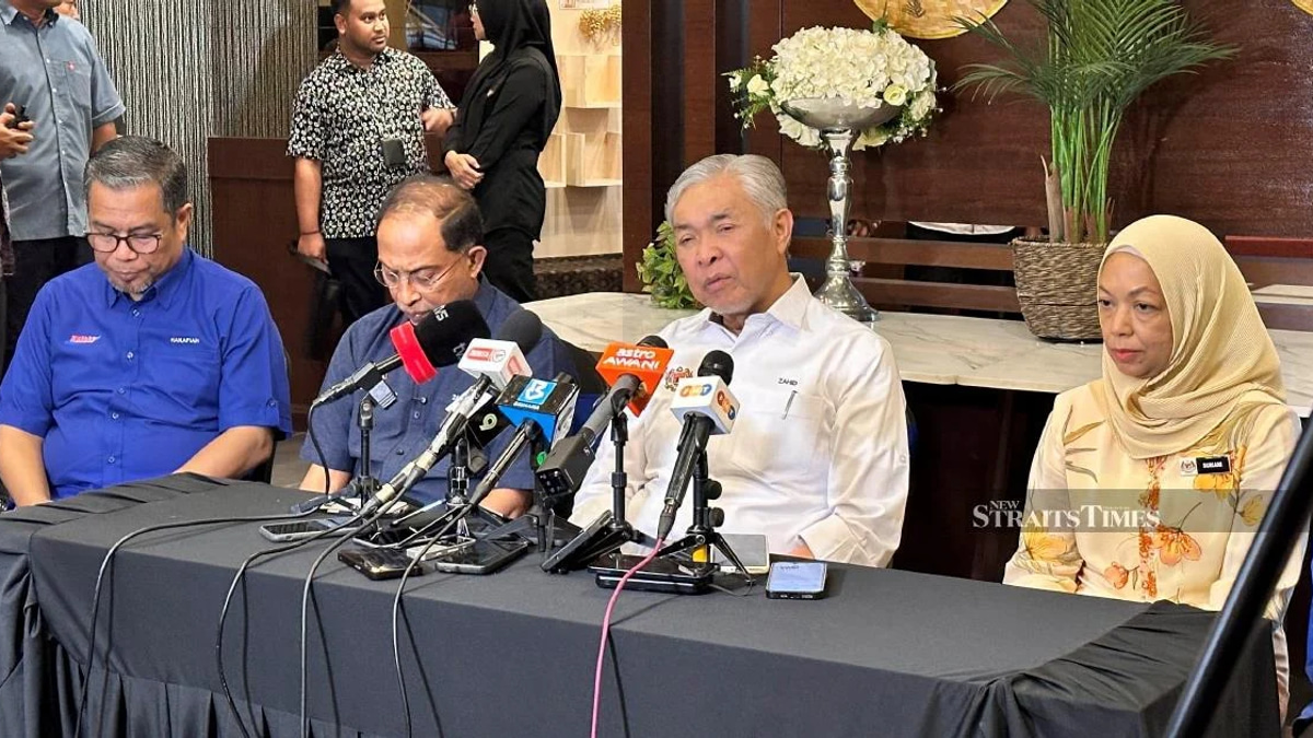 Zahid urges unity allies to shelve Najib and Rosmah issues during Johor poll push