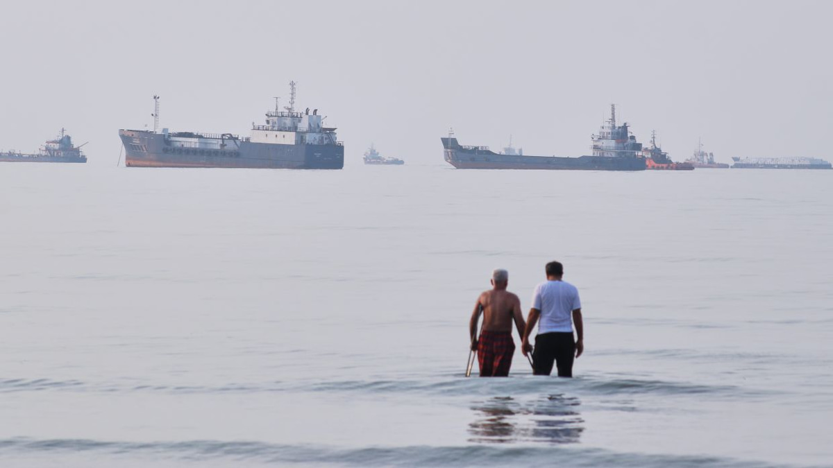 Iran Rebuffs Trump's Peace Overture as Rhetoric Escalates Over Strait of Hormuz