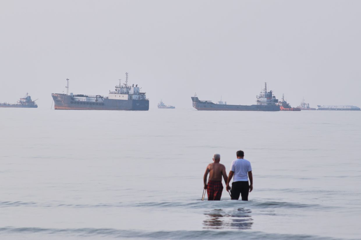 Iran Rebuffs Trump's Peace Overture as Rhetoric Escalates Over Strait of Hormuz