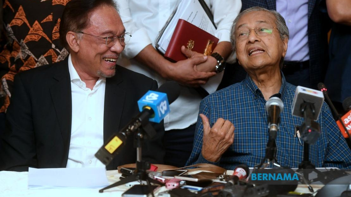 Anwar Ibrahim Wishes Tun Dr Mahathir Happy 101st Birthday