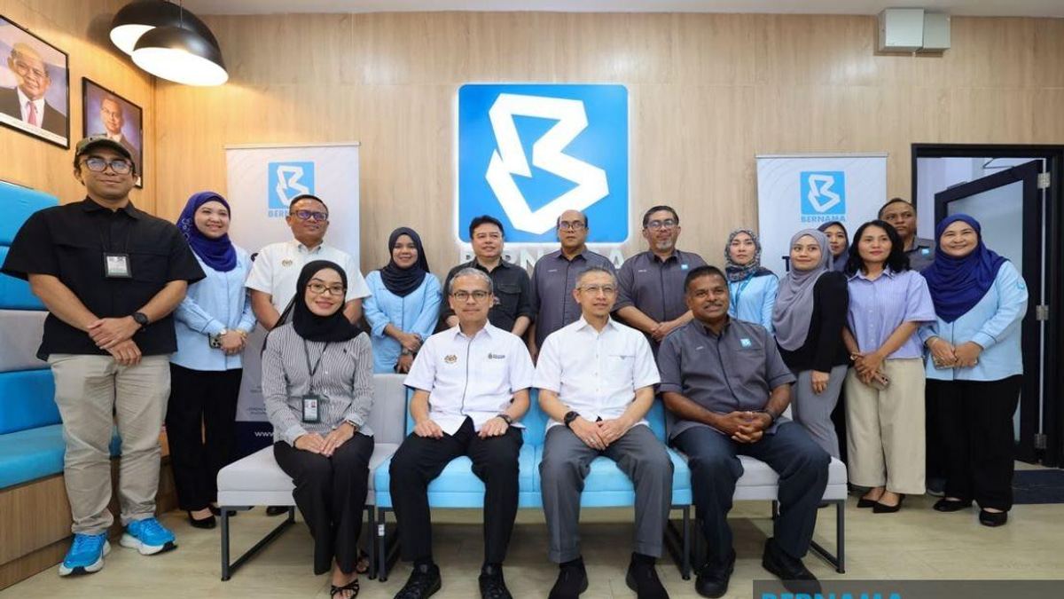 Communications Minister Fahmi Inspects Bernama's Election Operations Centre in Negeri Sembilan