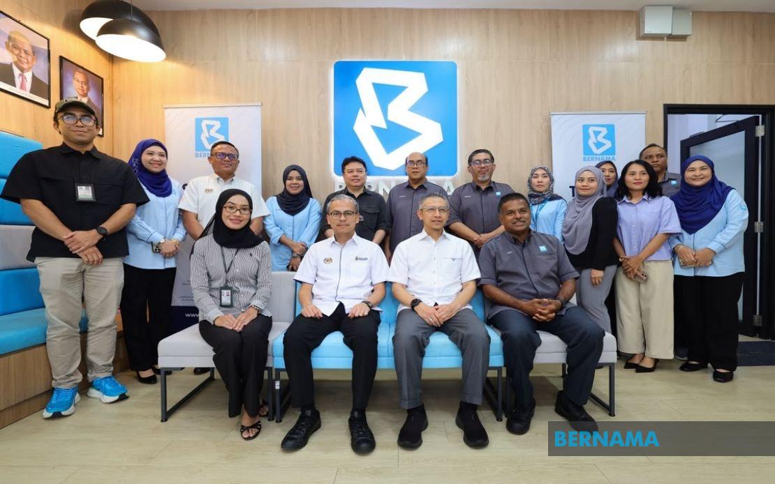 Communications Minister Fahmi Inspects Bernama's Election Operations Centre in Negeri Sembilan