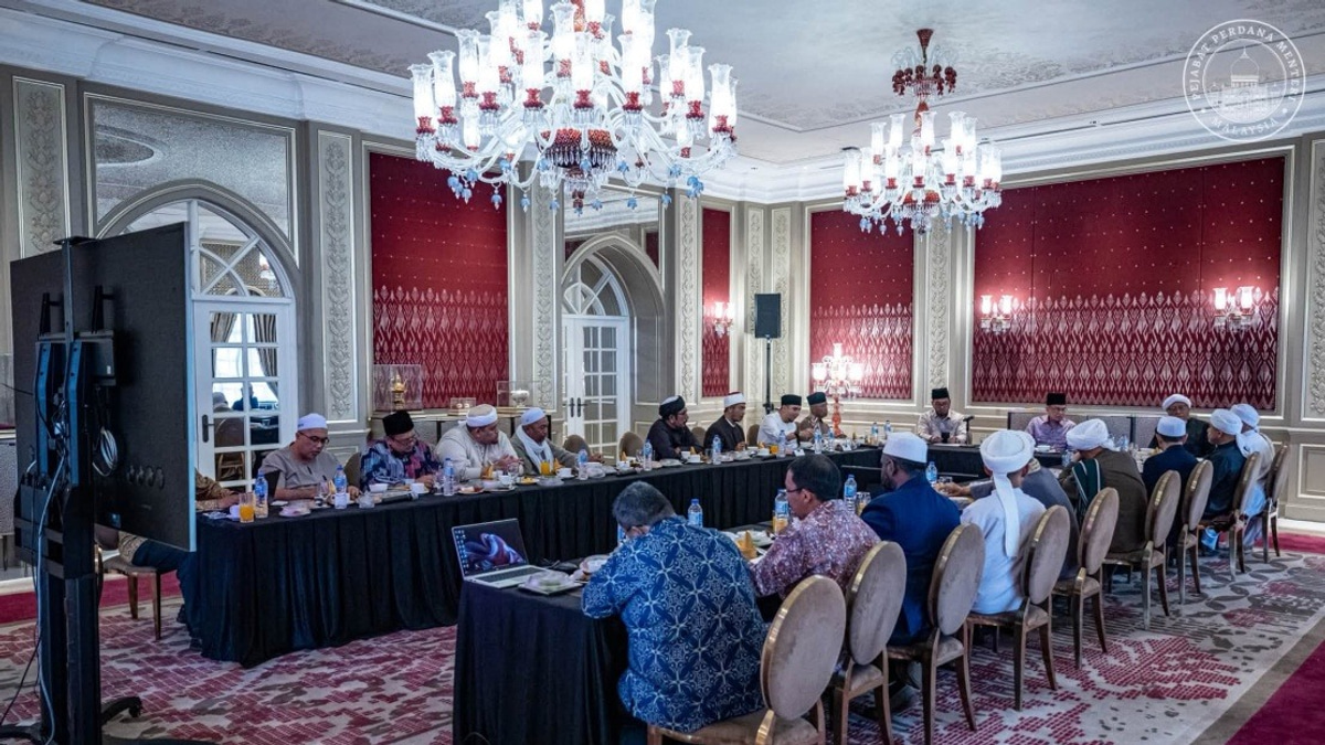 Anwar Emphasizes Religious Scholarship in Shaping Government Direction