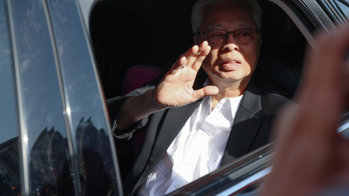 Anwar pays hospital visit to Ismail Sabri and Fadillah amid political concerns