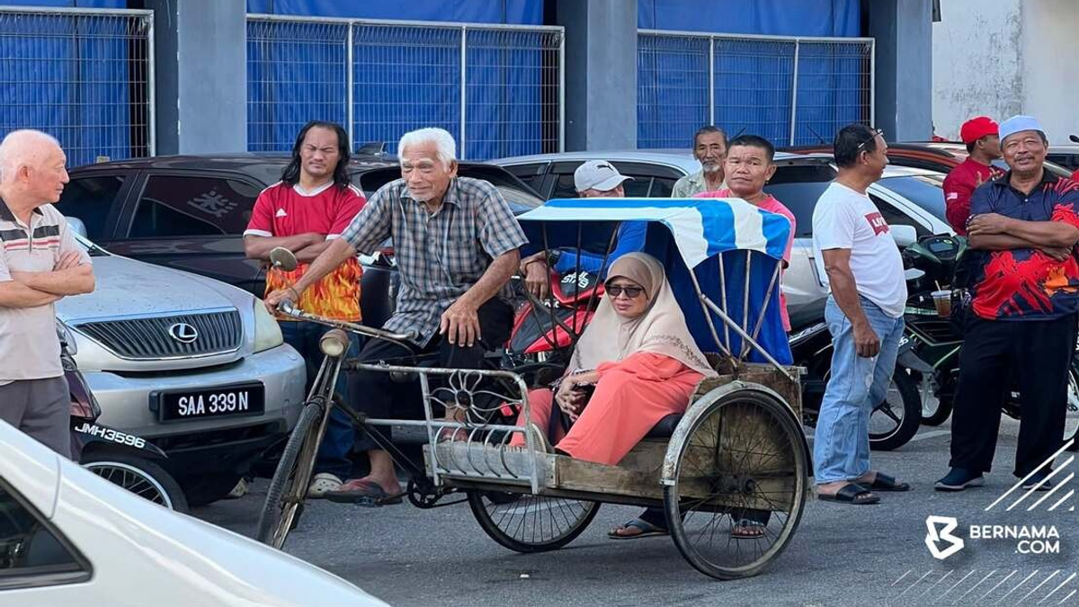 Anwar Moved By Elderly Couple's Gesture During Johor Visit
