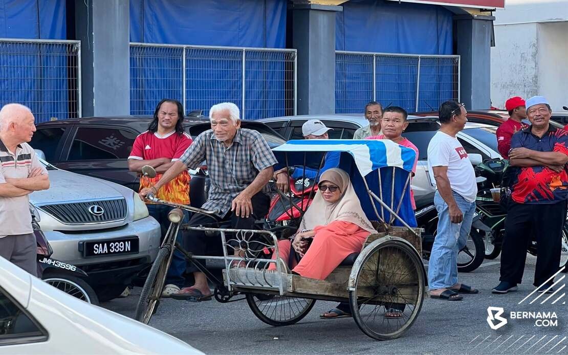 Anwar Moved By Elderly Couple's Gesture During Johor Visit