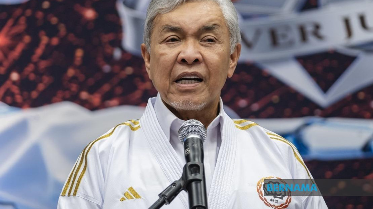 BN Takes Measured Stance As Senior Members Exit Party Ahead of Johor Election