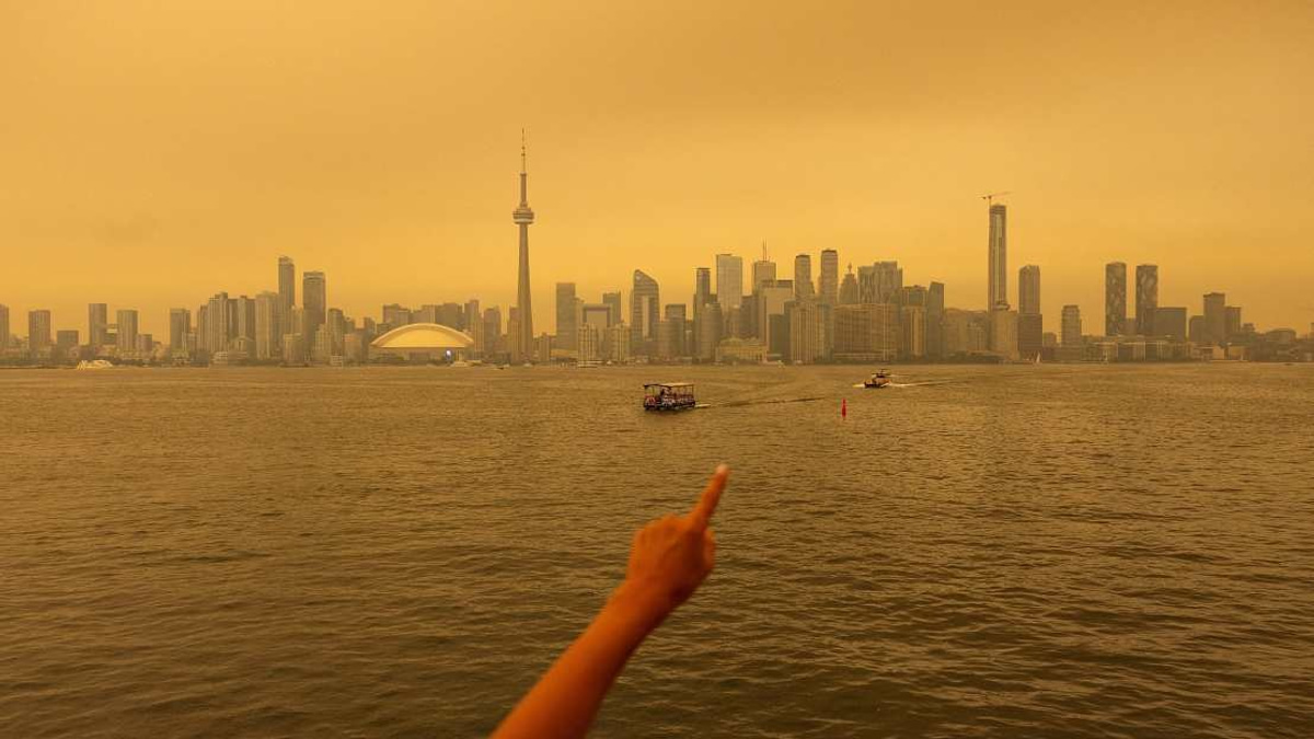 Ontario Wildfires Blanket Canadian Cities in Hazardous Smog, Disrupting Transport