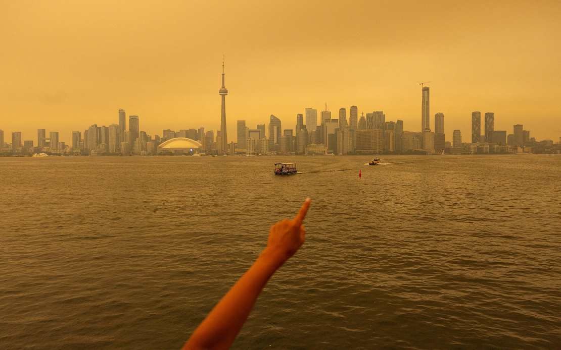 Ontario Wildfires Blanket Canadian Cities in Hazardous Smog, Disrupting Transport