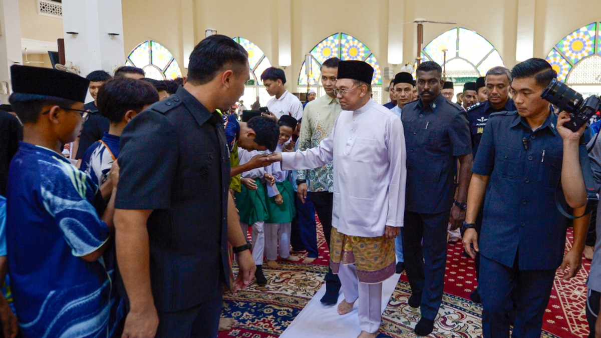 Malaysia's economy accelerates with 5.8% growth in second quarter as PM celebrates milestone