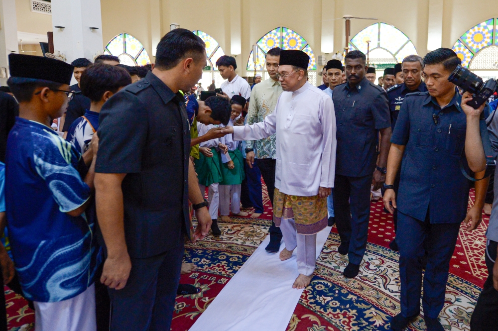 Malaysia's economy accelerates with 5.8% growth in second quarter as PM celebrates milestone