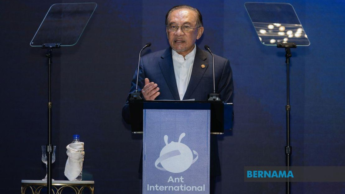 Malaysia Must Accelerate AI Workforce Preparation, Anwar Urges