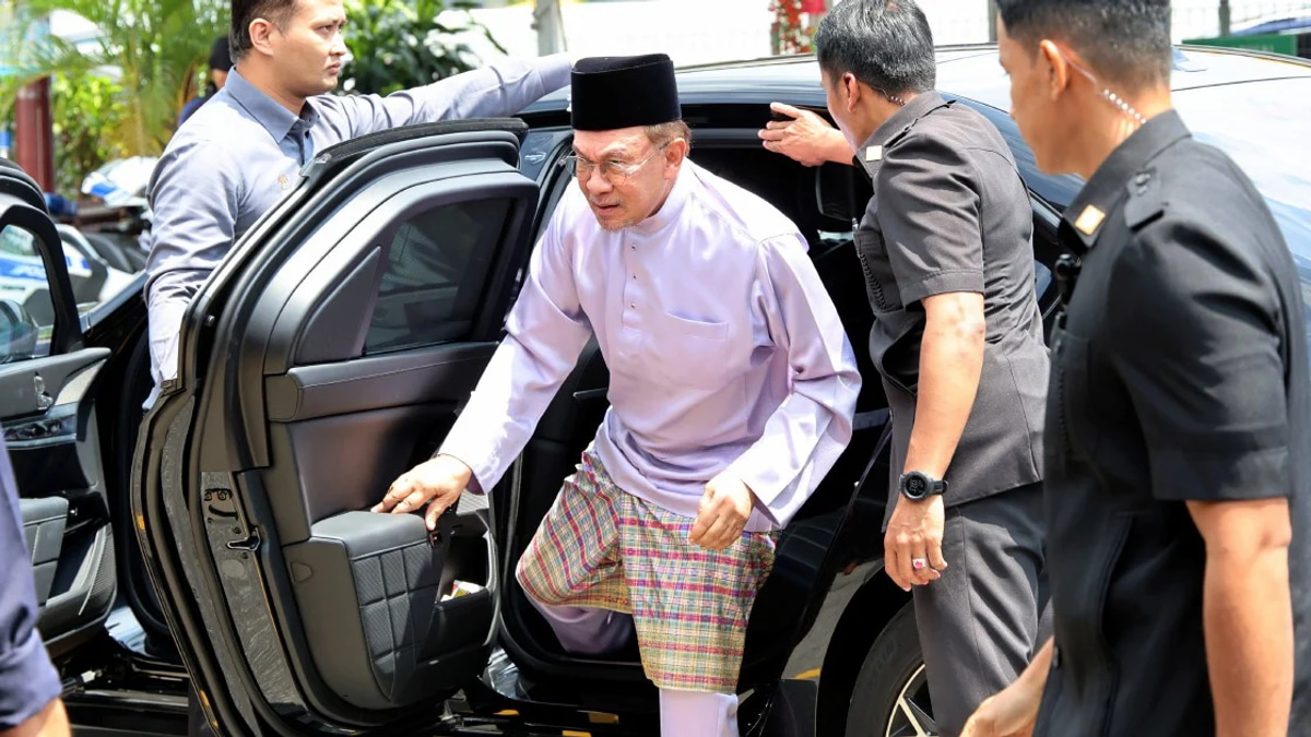 Anwar urges candidates to shun arrogance in Johor election campaign
