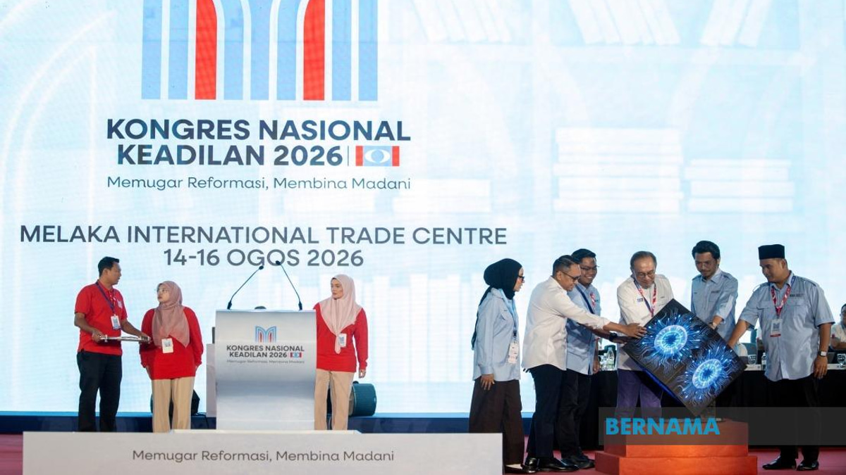 Anwar Launches AMK Ideological Guide, Calls for 'Civilisational Renewal' Among Youth