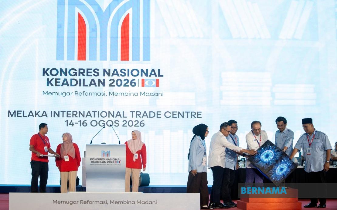 Anwar Launches AMK Ideological Guide, Calls for 'Civilisational Renewal' Among Youth