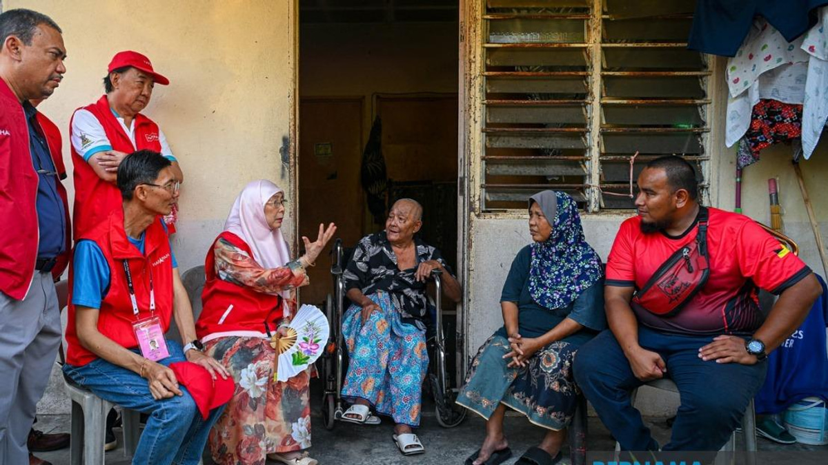 Wan Azizah Visits Elderly Couple Battling Illness and Financial Strain in Chuah