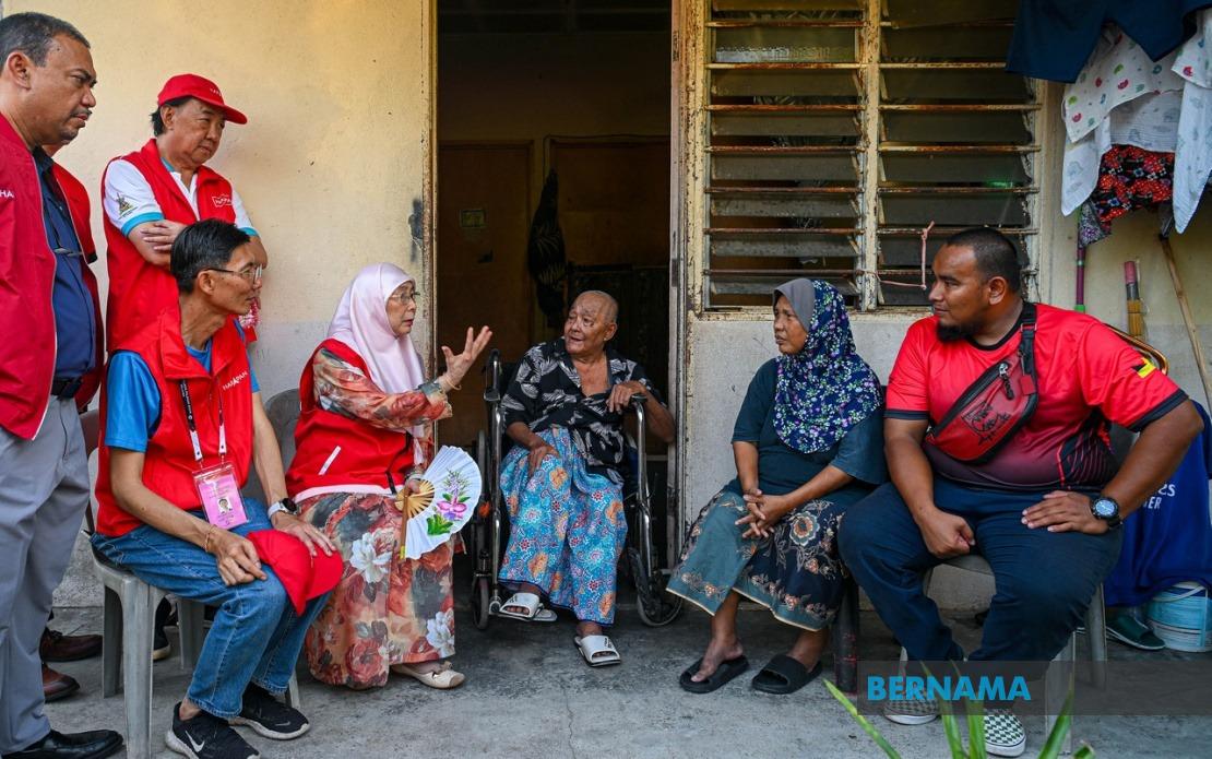 Wan Azizah Visits Elderly Couple Battling Illness and Financial Strain in Chuah