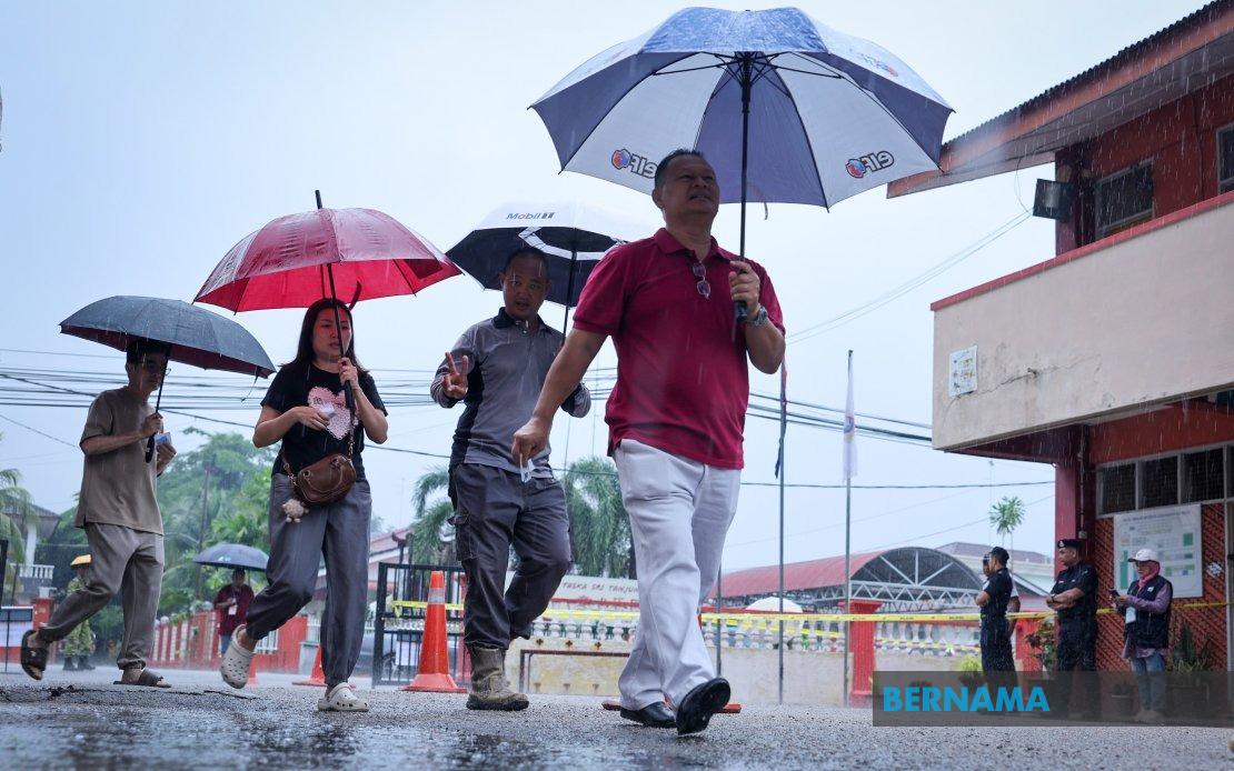 Johor State Election Proceeds Amid Mixed Weather, Heavy Downpours in Muar