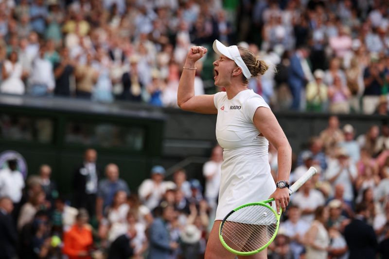 Krejcikova Stages Comeback to Outlast Andreeva at Wimbledon