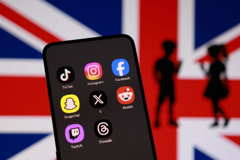 Britain to Impose Midnight Social Media Curfew for Teens Aged 16–17