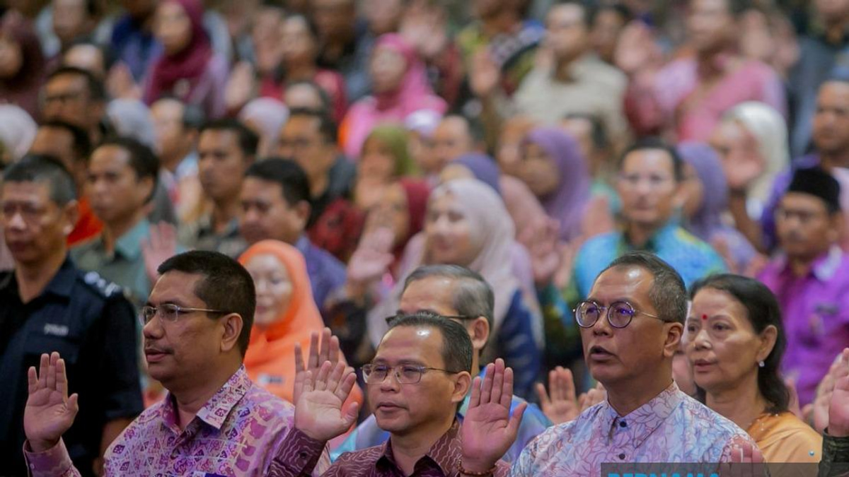 Civil Service Must Remain Backbone of Policy Continuity, Says PM Anwar