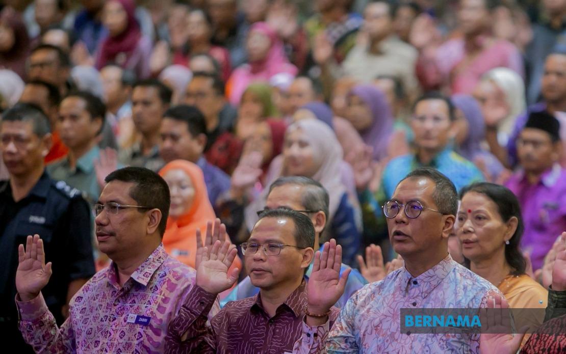 Civil Service Must Remain Backbone of Policy Continuity, Says PM Anwar