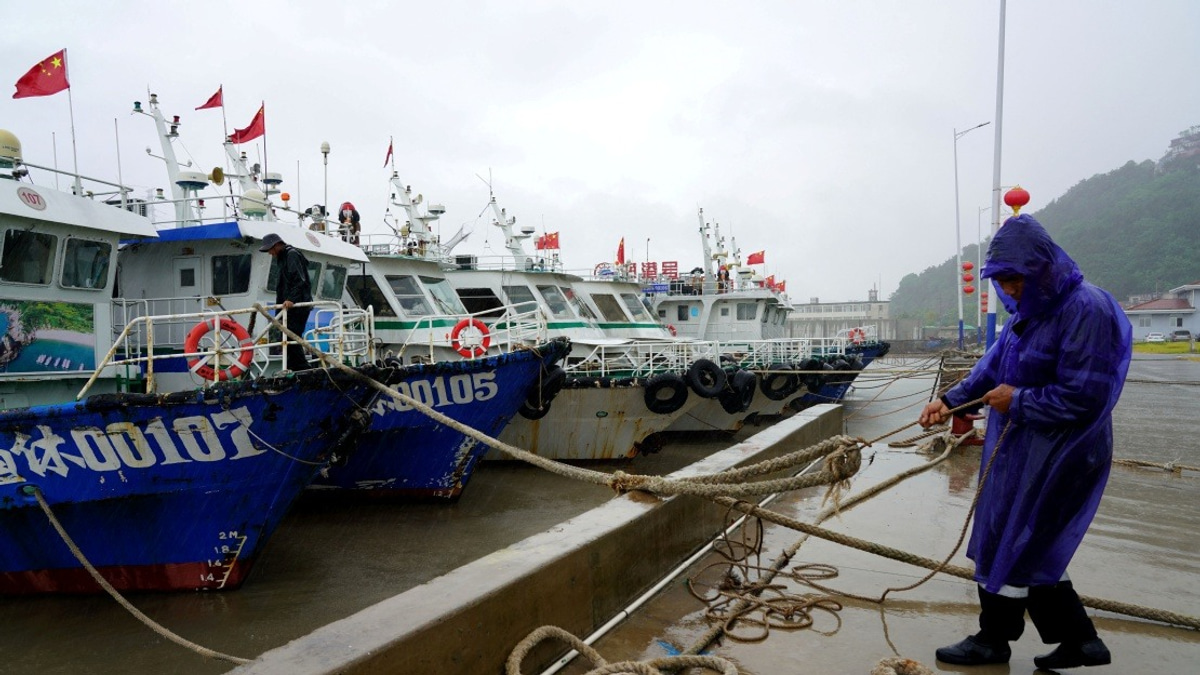 Zhejiang Escalates Typhoon Dolphin Response as System Bears Down on Eastern China
