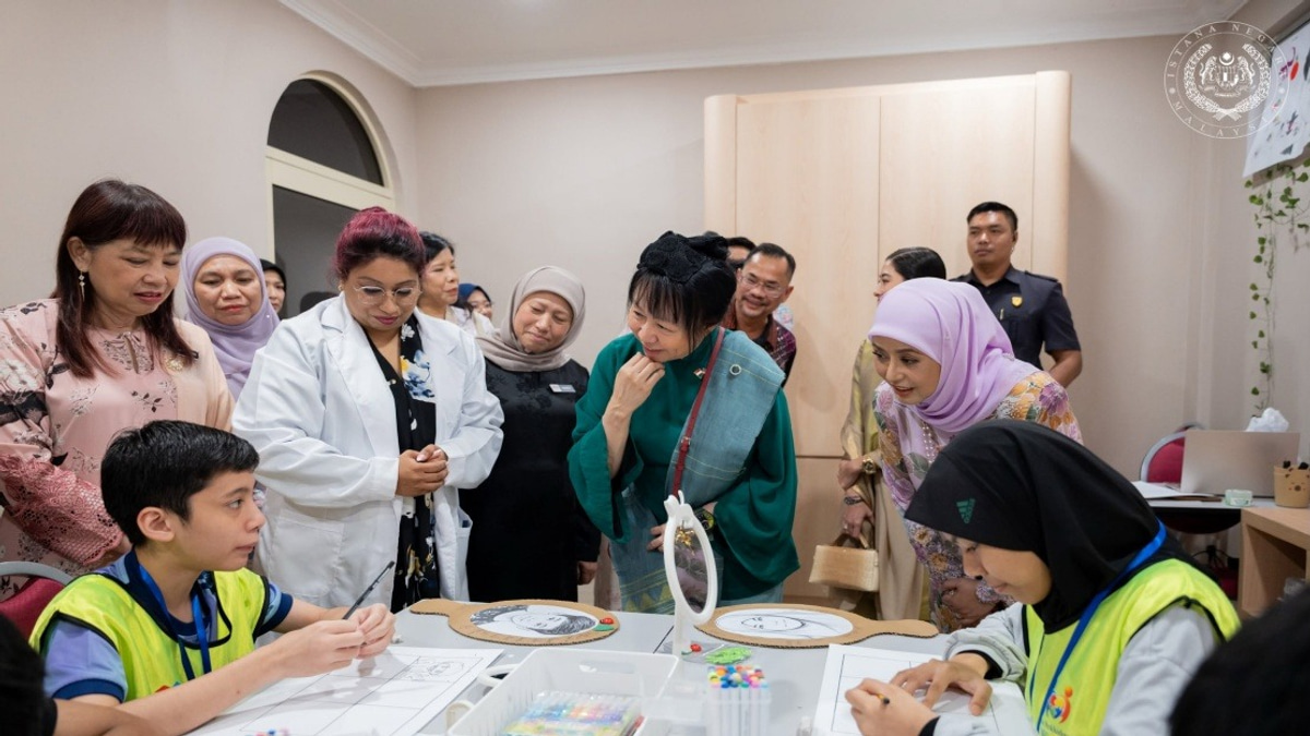 Queen Raja Zarith Sofiah and Singapore First Lady Tour Bangi Autism Centre