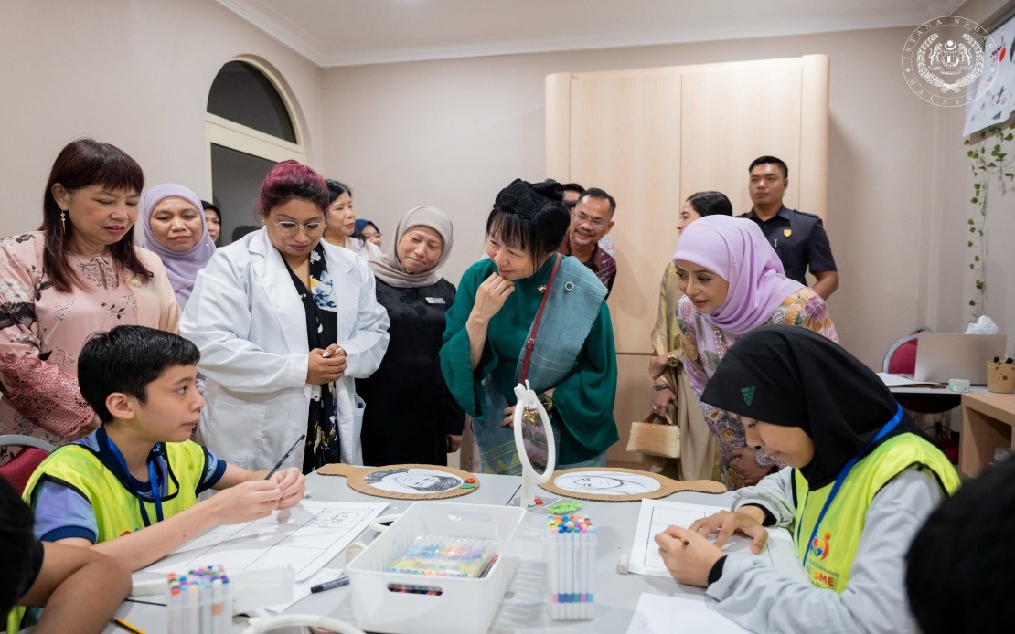 Queen Raja Zarith Sofiah and Singapore First Lady Tour Bangi Autism Centre