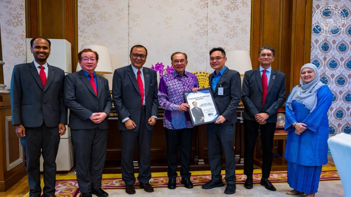 AI Skills and Professional Development Drive PM Anwar's Meeting with Malaysian Professional Centre