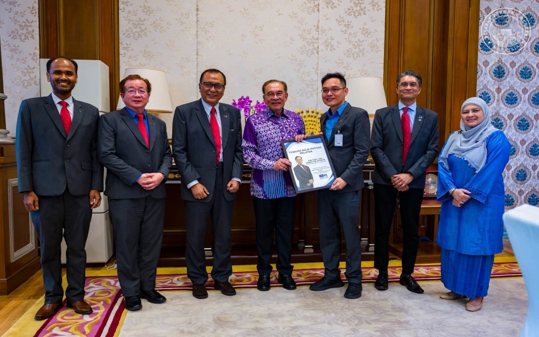 AI Skills and Professional Development Drive PM Anwar's Meeting with Malaysian Professional Centre