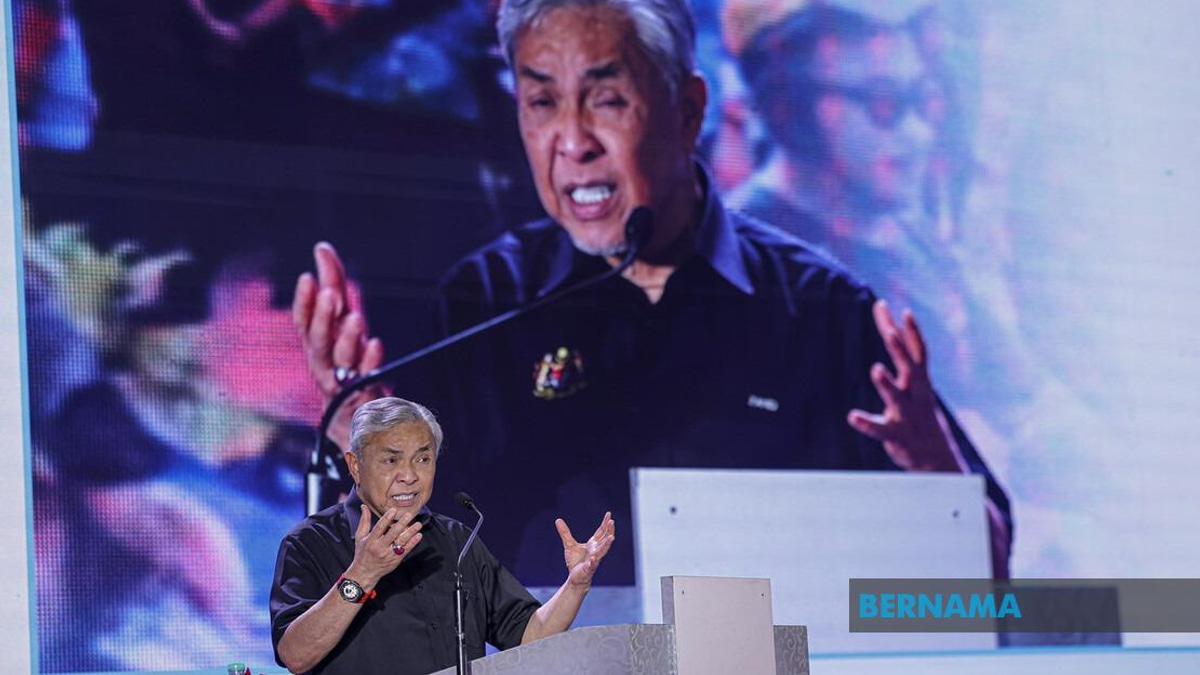 Ahmad Zahid Orders KEMAS to Permanentise All Key Positions, Boost Teacher Pay