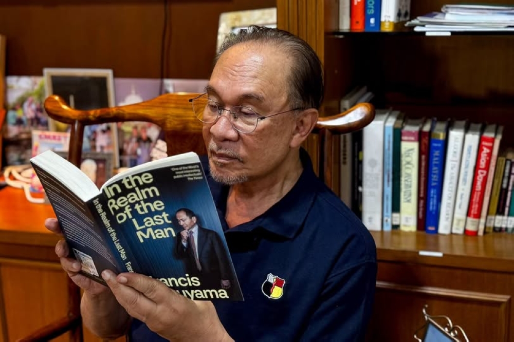 PM Anwar Ibrahim Returns Home Following Hernia Surgery