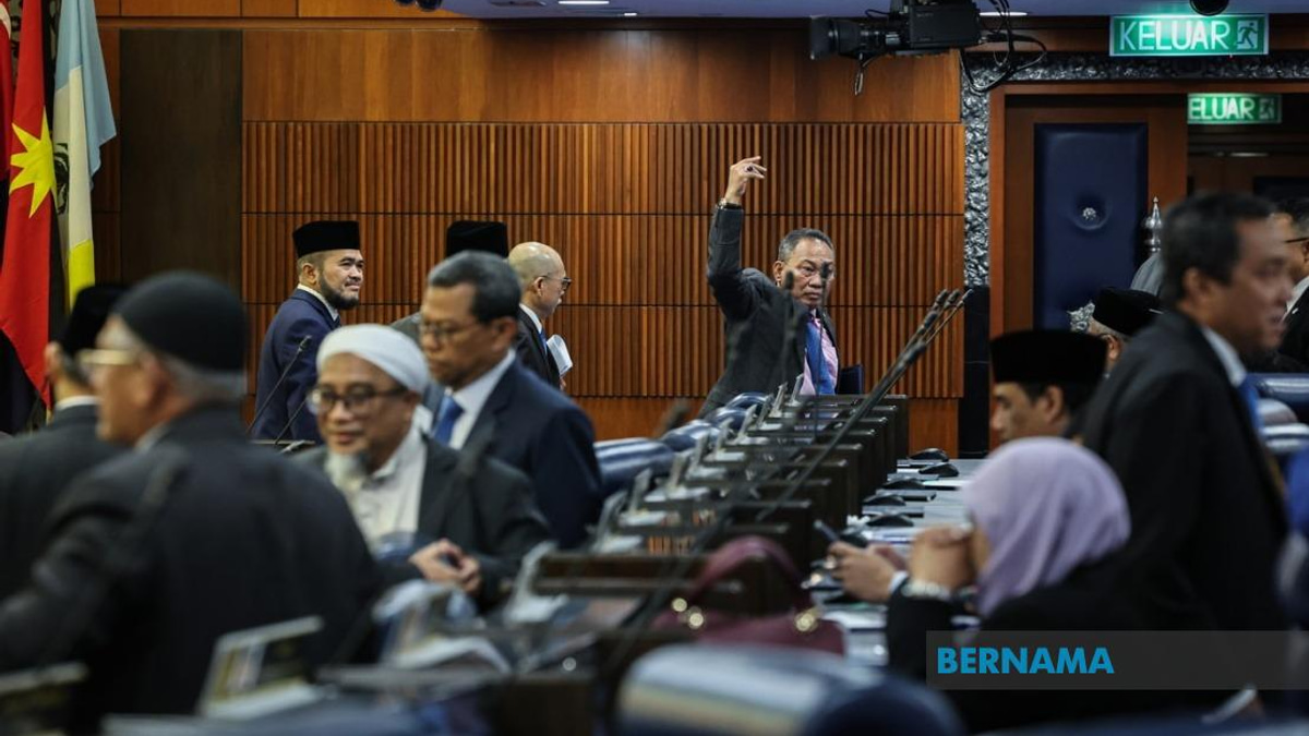 Anwar Deflects Tabung Haji Criticism, Accuses Opposition of Political Theatre