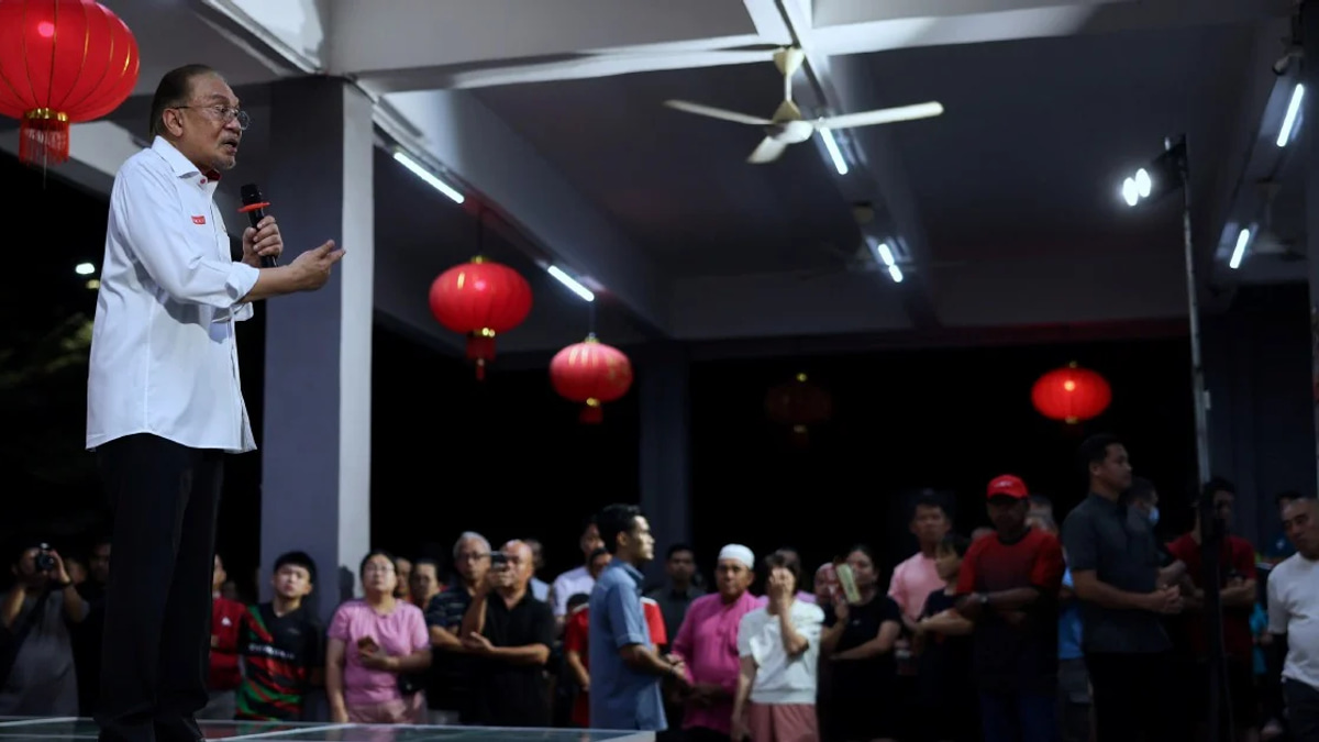 Anwar to Lobby China on Durian Crisis During Beijing Visit