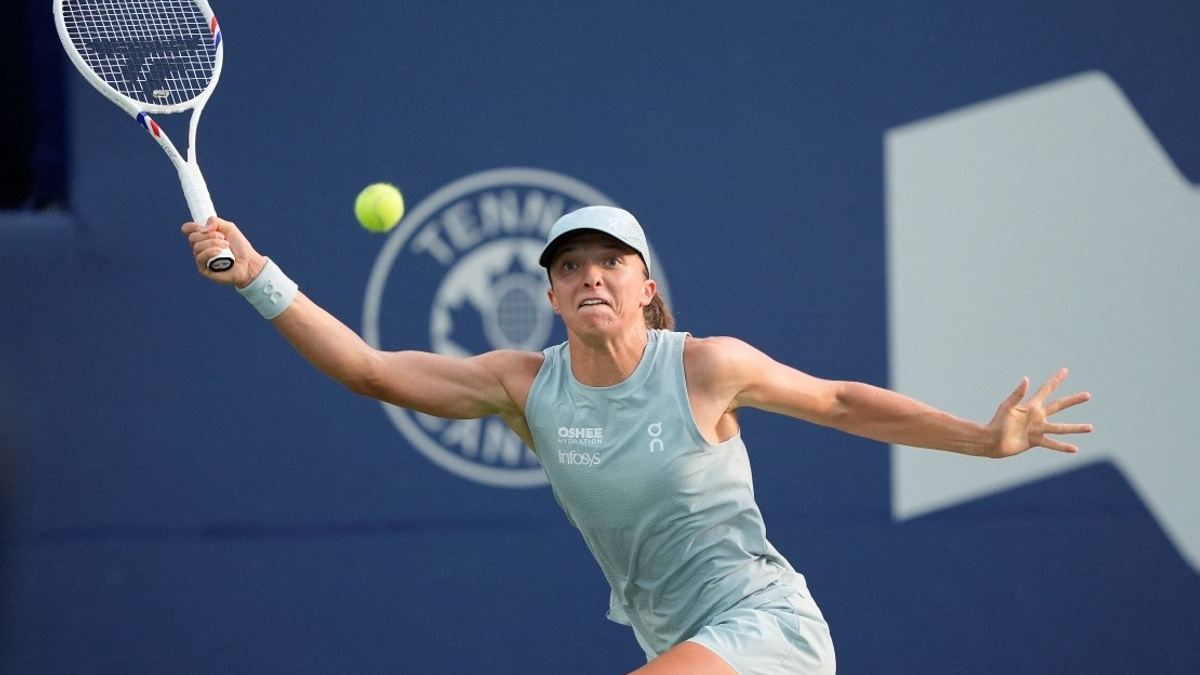 Swiatek Ends Title Drought with Dominant Toronto Victory Over Rybakina