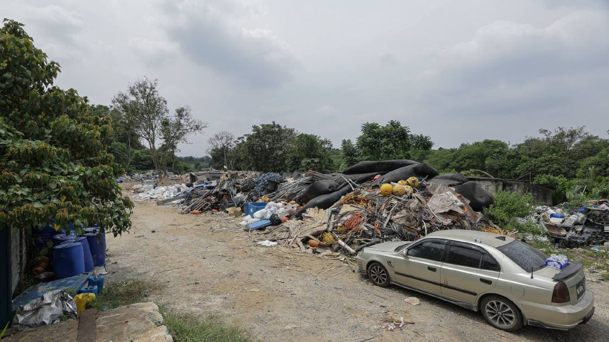 Johor Launches Multi-Agency Probe Into Alleged Singapore Construction Waste Dumping in Pontian