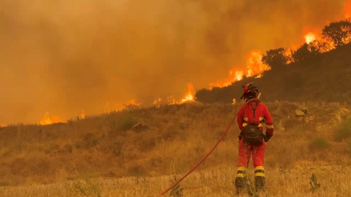 Spain Battles Massive Wildfire as 12,000 Hectares Burn in Zaragoza Region