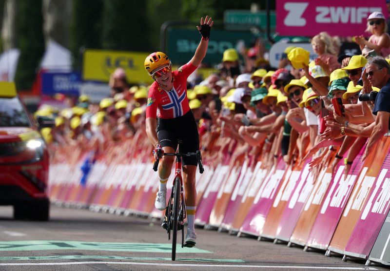 Norwegian Cyclist Haugset Captures Tour de France Femmes Stage, Assumes Yellow Jersey Lead